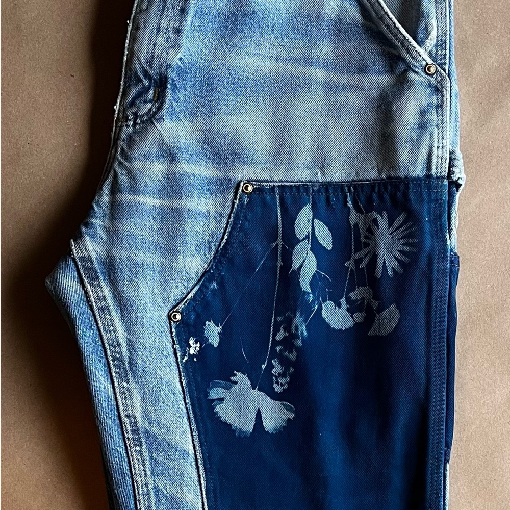 Vintage Carhartt Jeans printed with cyanotype & plants - Picture 3 of 4